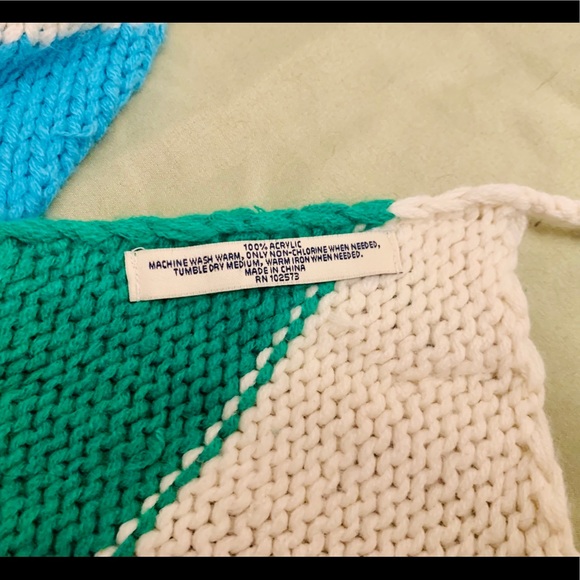 Hollister Super warm and comfy scarf! - Picture 4 of 5